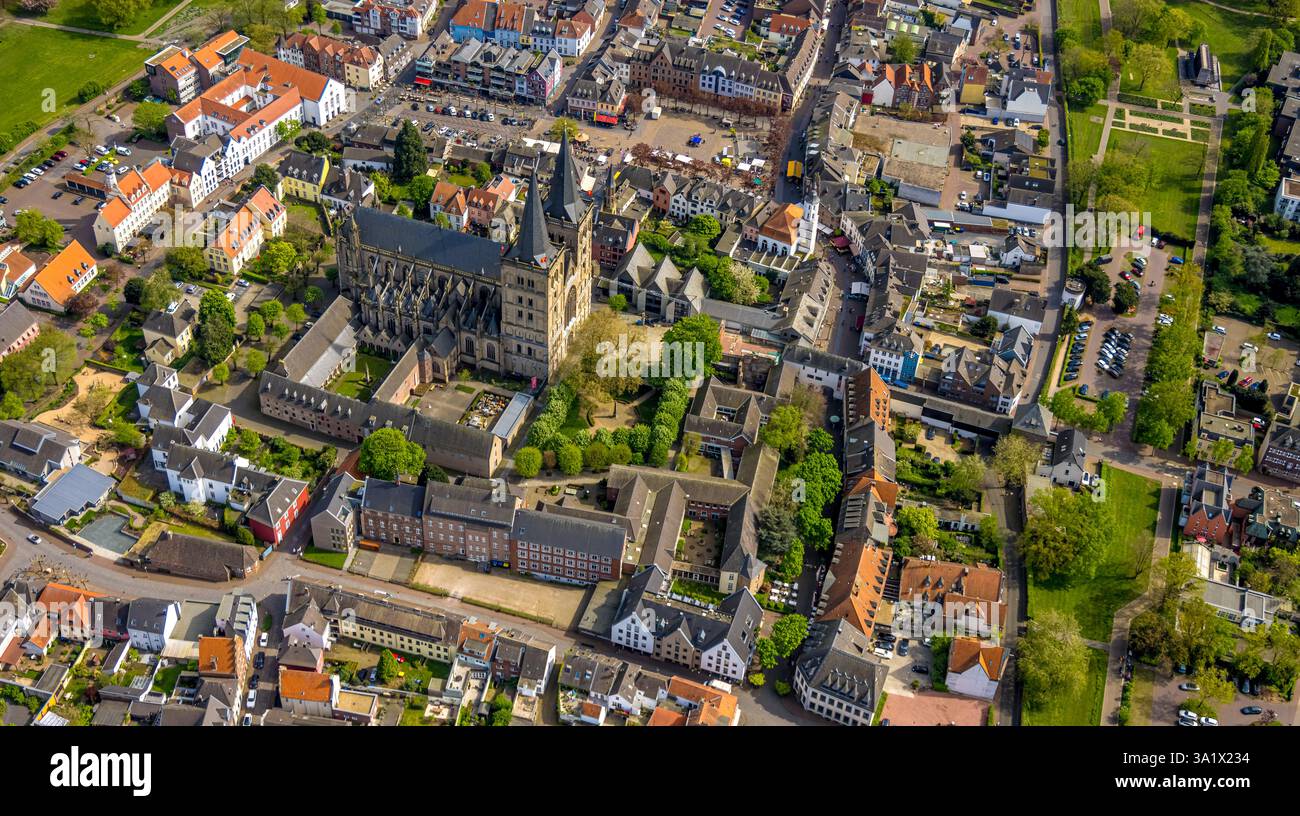 Vue aérienne, église catholique Dom élaborée Viktor dans la vieille ville, place du marché de la vieille ville avec gastronomie extérieure, en haut à gauche la mairie, Xanten, Bas Rhin Banque D'Images
