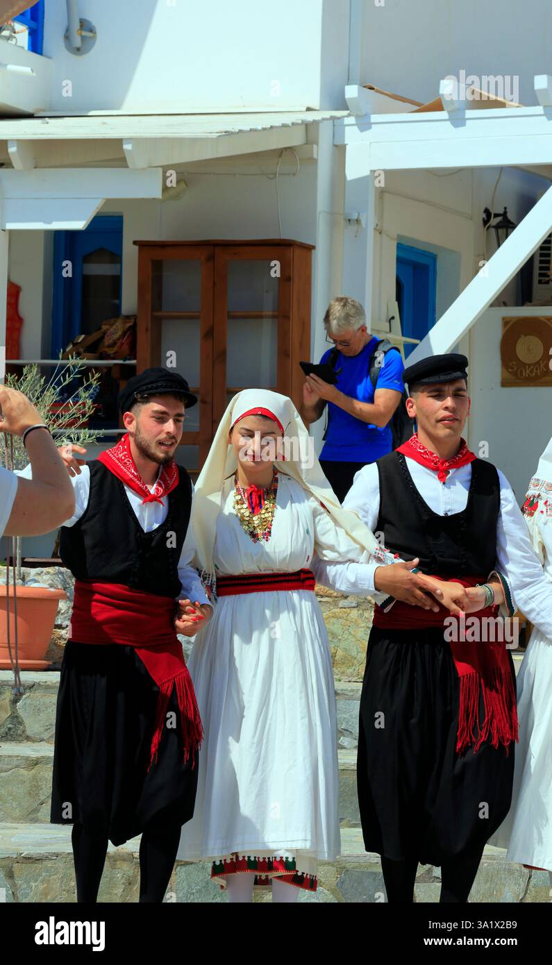 Île de Tilos, Dodécanèse. Scènes du tournage d'une émission de télévision sur la danse grecque en costume traditionnel qui sera diffusée en 2024. Prise en juin 2024. Banque D'Images
