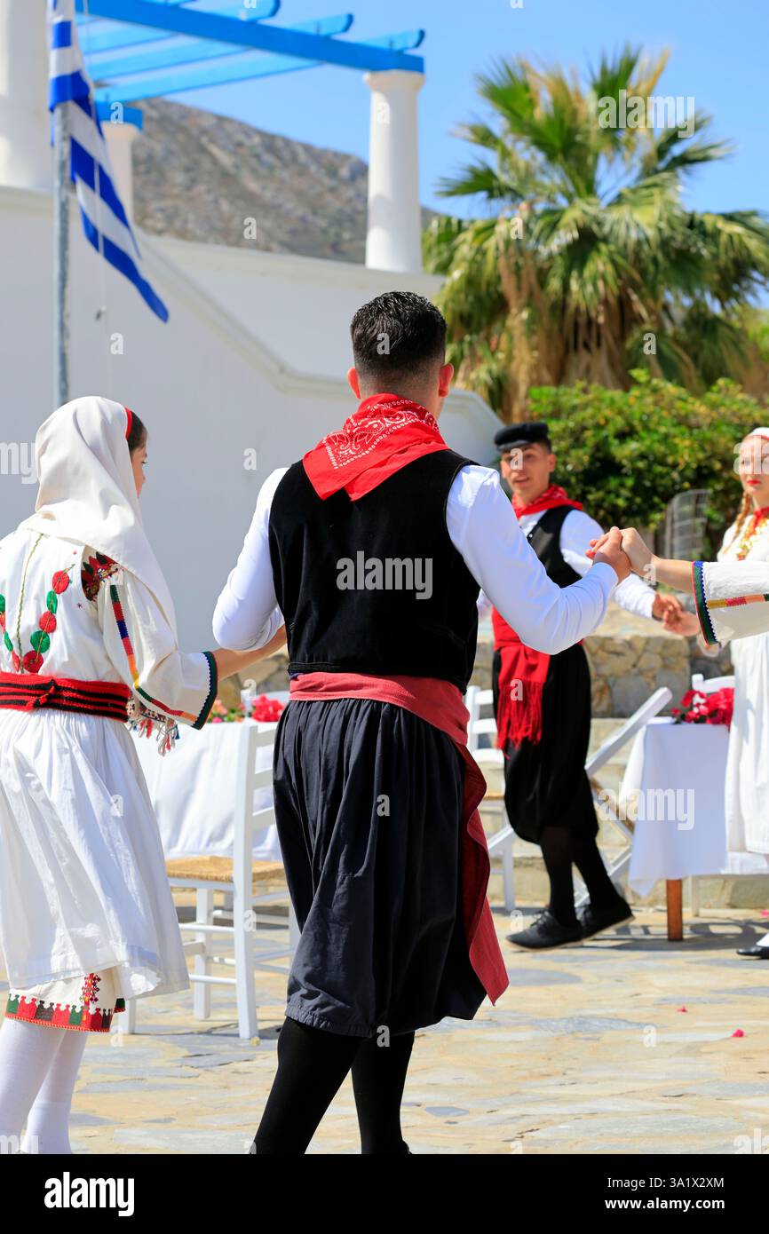 Île de Tilos, Dodécanèse. Scènes du tournage d'une émission de télévision sur la danse grecque en costume traditionnel qui sera diffusée en 2024. Prise en juin 2024. Banque D'Images