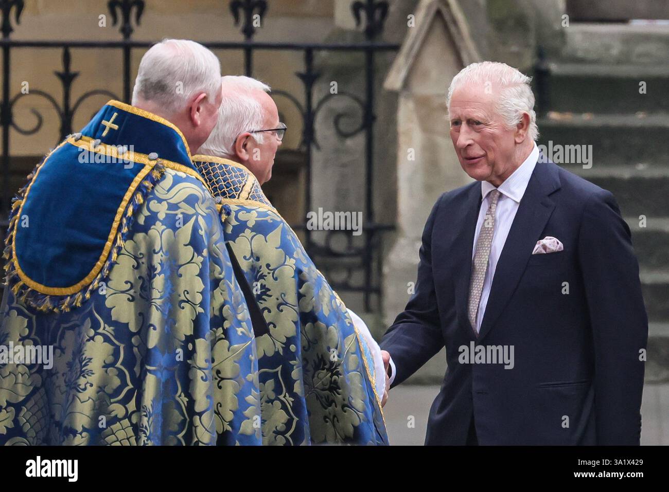 Londres, Royaume-Uni. 10 mars 2025. Le roi Charles III et la reine Camilla arrivent. Le Commonwealth Service est une célébration du Commonwealth et de ses Nations, qui a lieu à l'abbaye de Westminster. Crédit : Imageplotter/Alamy Live News Banque D'Images