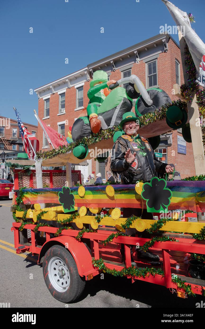 Un membre du club Red Knight Motorcycle Waves jette ensuite des perles pour parade des amateurs au Beacon's tenu Patrick's Day Parade of Green à Beacon, NY Banque D'Images