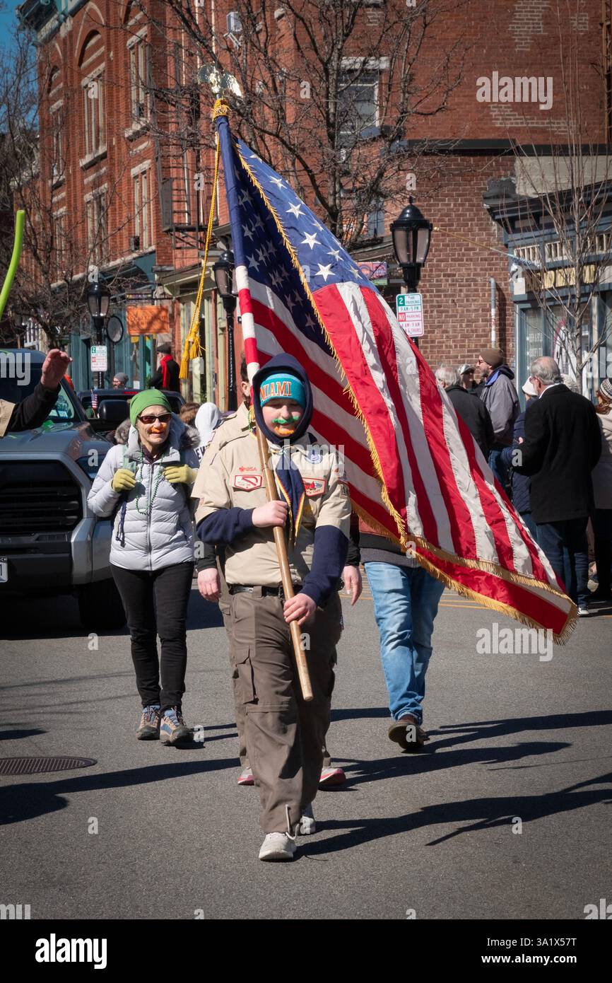 Jake Macenet regorge d'une fausse moustache verte, marches dans Beacon's préparé Patrick's Day Parade of Green à Beacon, NY Banque D'Images
