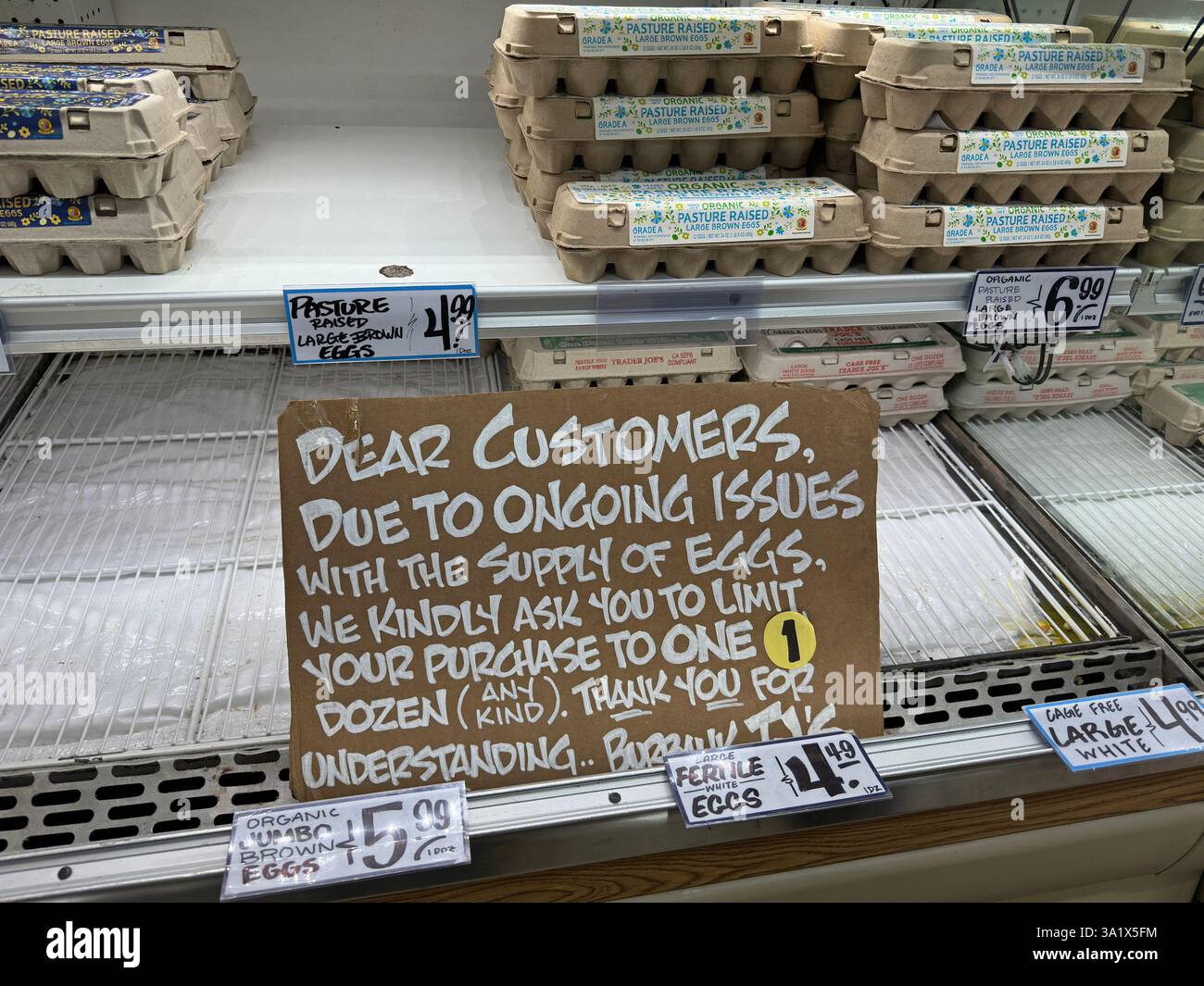 Burbank, Californie, États-Unis - 9 mars 2025 : une pancarte dans une épicerie Trader Joe’s demande aux acheteurs de limiter leurs achats d’œufs à une douzaine. - Image de stock capturée avec un smartphone