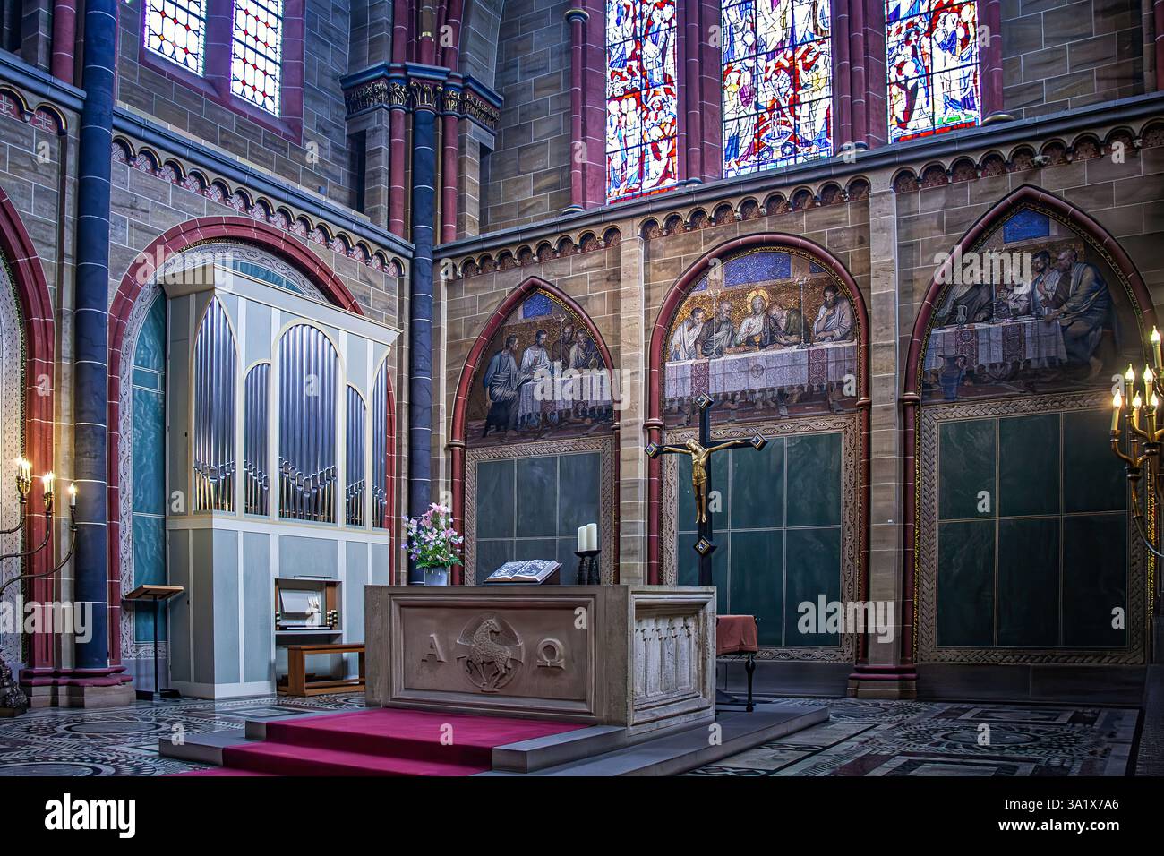 Cathédrale de Berlin. En son centre se trouve l'autel sculpté, l'imposant orgue à tuyaux et les vitraux ensoleillés. Berlin, Allemagne, Europe Banque D'Images