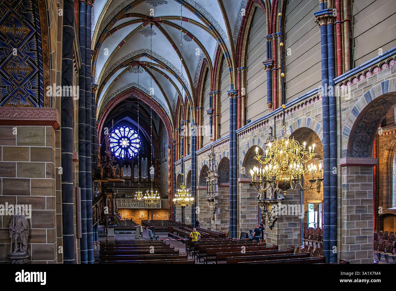 La nef principale de la cathédrale de Brême, un bâtiment gothique avec des piliers colorés et de fausses colonnes, des voûtes croisées et une rosace en vitrail. Brême Banque D'Images