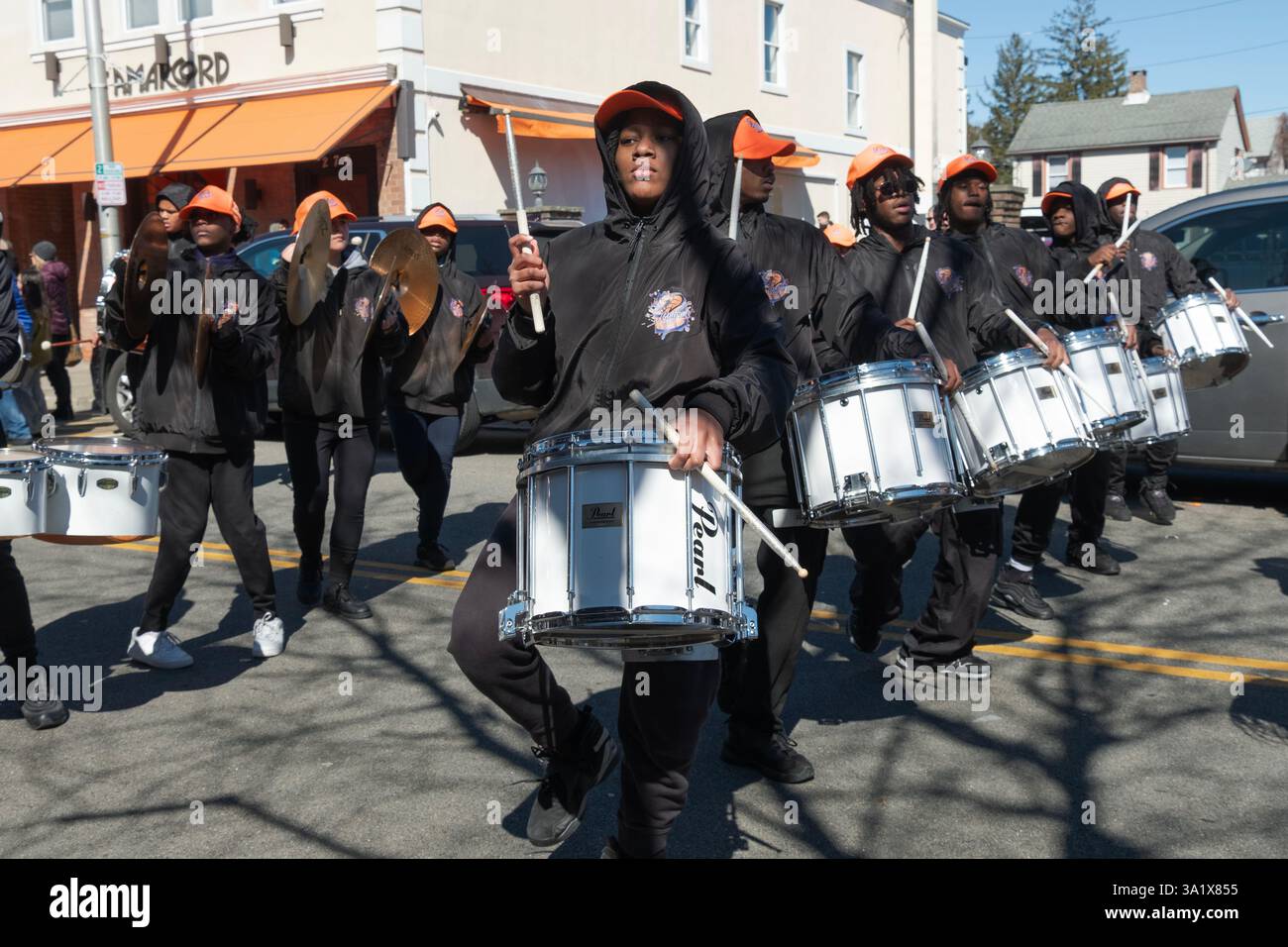 The Marching Cobras se produisent au Beacon's préparé Patrick's Day Parade of Green à Beacon, NY, le 8 mars 2025. Banque D'Images