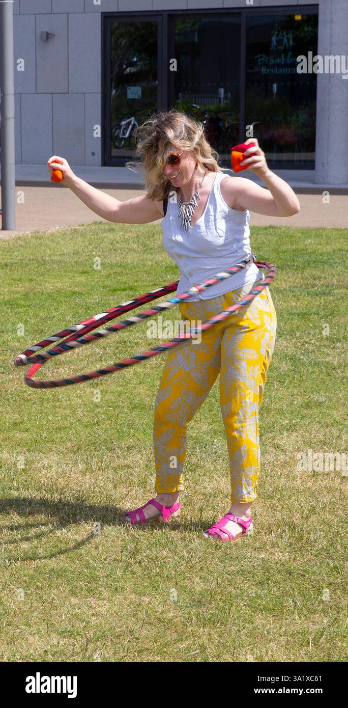 Femme avec hula hoop Banque D'Images