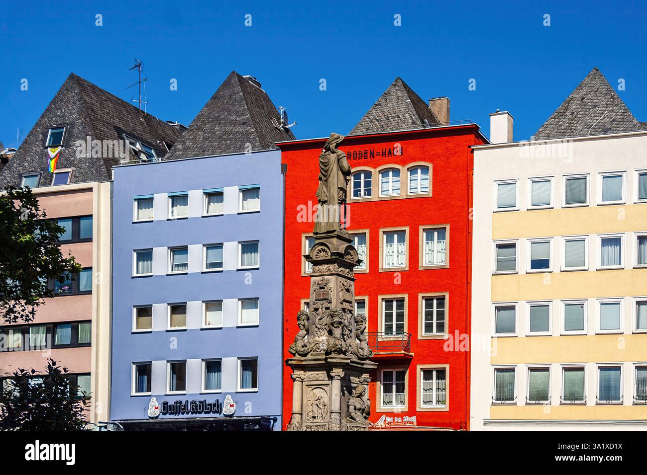 Les maisons colorées entourant le vieux marché de Cologne. C'est plus qu'un simple site historique qui témoigne de la riche histoire de la ville.German Banque D'Images