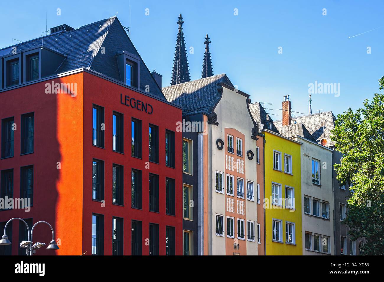 Les maisons colorées entourant le vieux marché de Cologne. C'est plus qu'un simple site historique qui témoigne de la riche histoire de la ville.German Banque D'Images