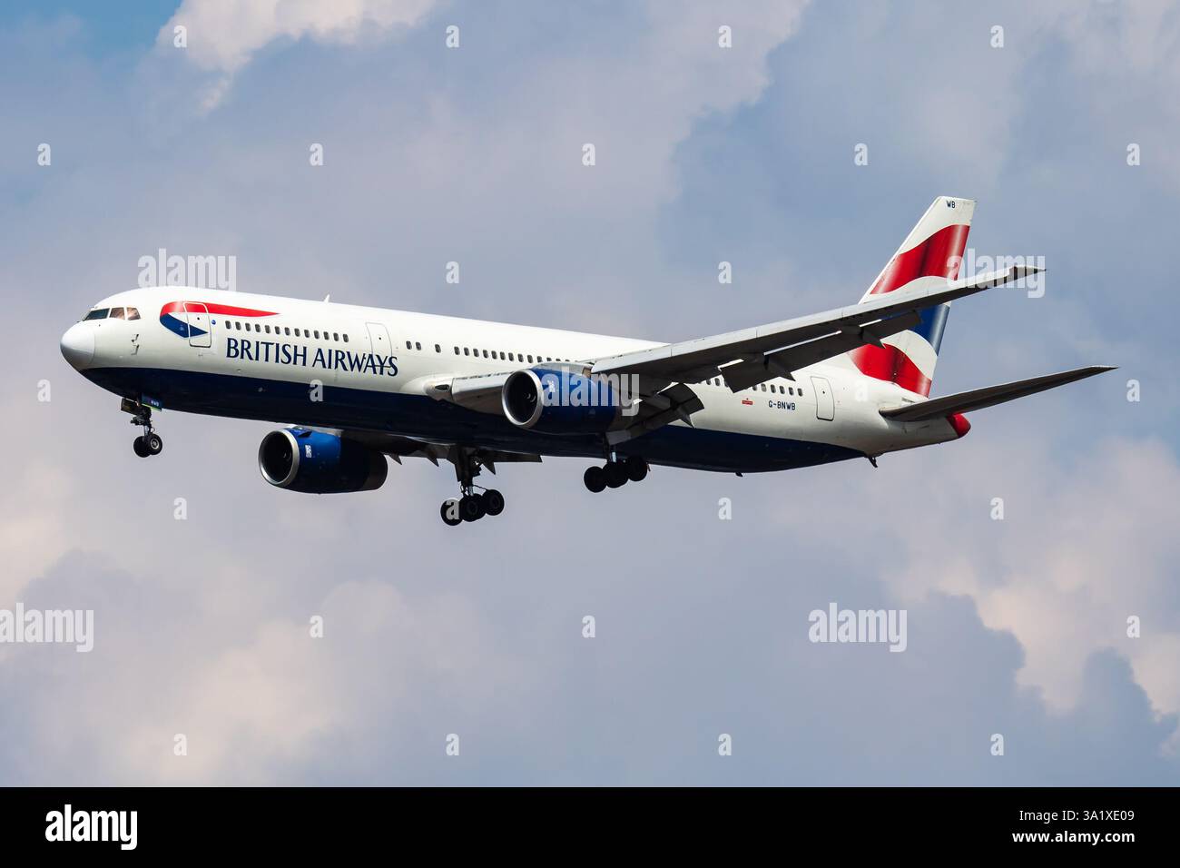 LONDON / UNITED KINGDOM - Juillet 14, 2018 : British Airways Boeing 767-300 G-BNWB avion du passager à l'atterrissage à l'aéroport London Heathrow Banque D'Images