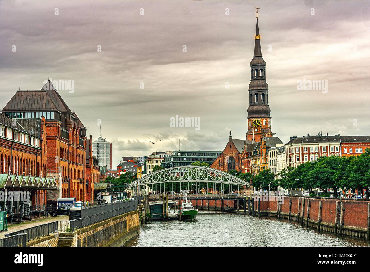 Paysage urbain de Hambourg avec église Catherine donnant sur le canal historique et le pont en arc. Hambourg, Allemagne, Europe Banque D'Images