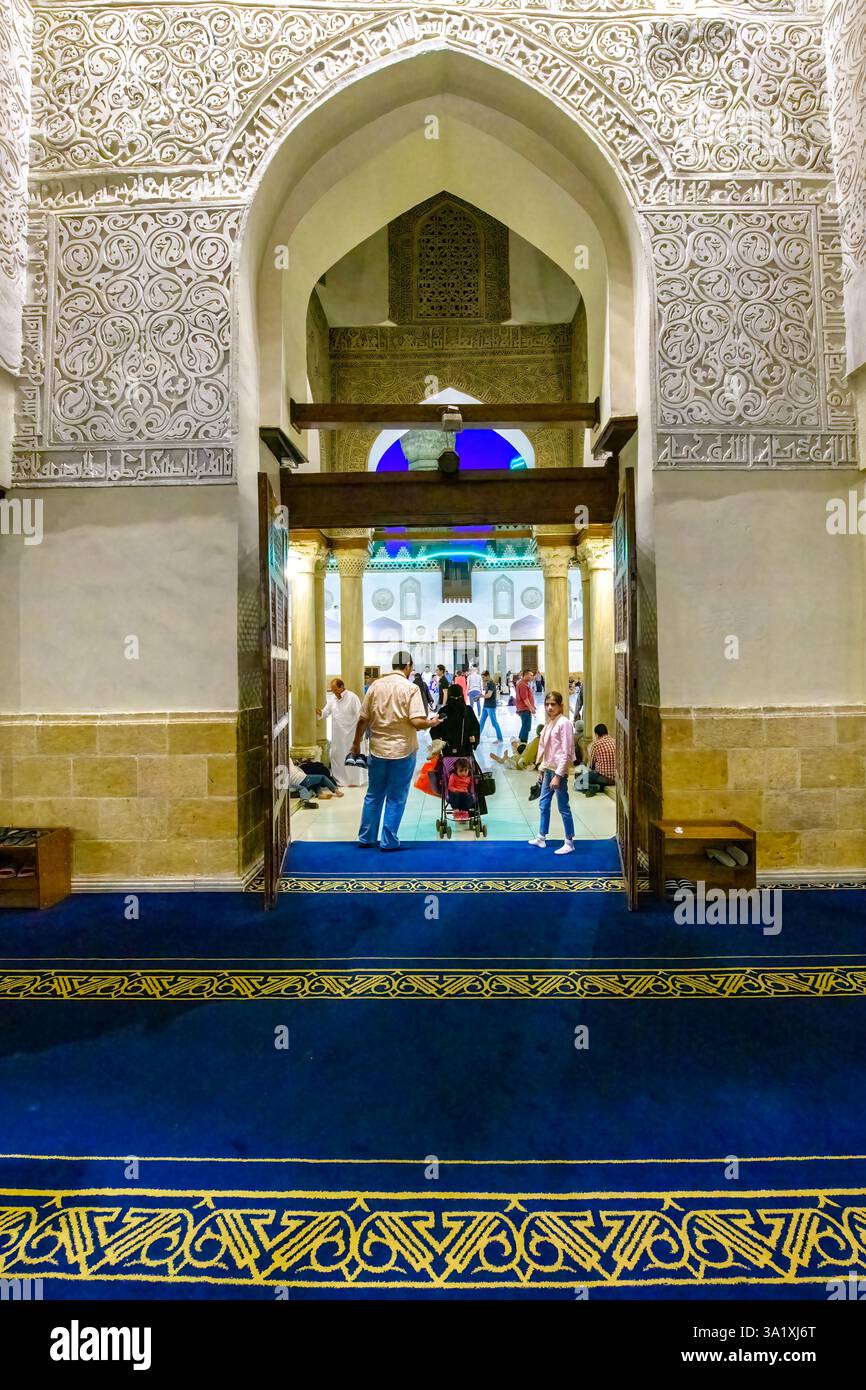 Stuc sculpté orné autour de l'une des sorties de la cour principale de la mosquée Al Azhar au Caire Banque D'Images