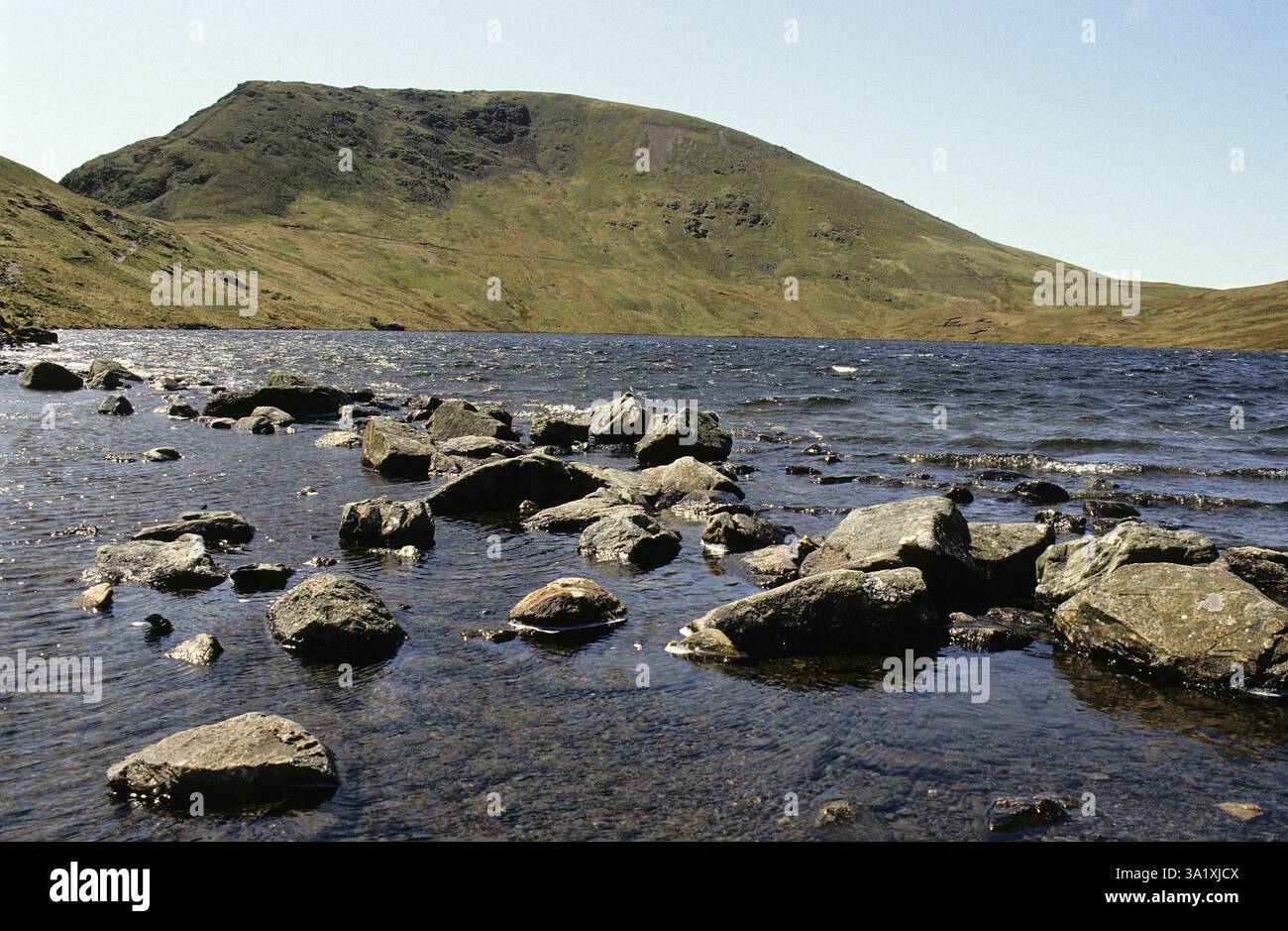 Roches peu profondes d'Alcock Tarn, Cumbria, Angleterre Banque D'Images