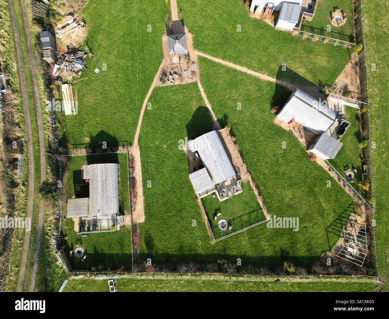 Vue aérienne par drone des gousses de chalet de glamping de vacances sur une ferme à Dumfries et Galloway en Écosse - photo mars 2025 Banque D'Images
