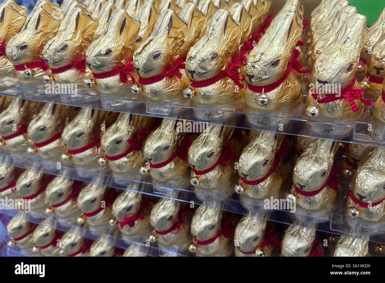 Lindt Osterhasen, Goldhasen, Schokolade, Schokohase, Ostern, Schokohasen. *** Lindt lapin de Pâques, lapin d'or, chocolat, lapin de chocolat, Pâques, lapins de chocolat Banque D'Images