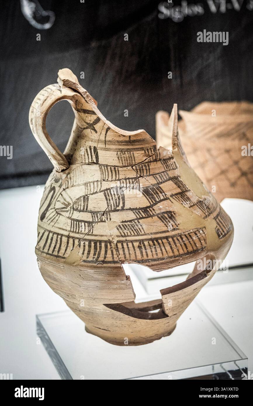 Pot en céramique de tradition indigène, nécropole de Carratiermes, Ier siècle après JC, Musée du site archéologique de Tiermes, Soria, Espagne. Banque D'Images Pot en céramique de tradition indigène, nécropole de Carratiermes, Ier siècle après JC, Musée du site archéologique de Tiermes, Soria, Espagne. Banque D'Images