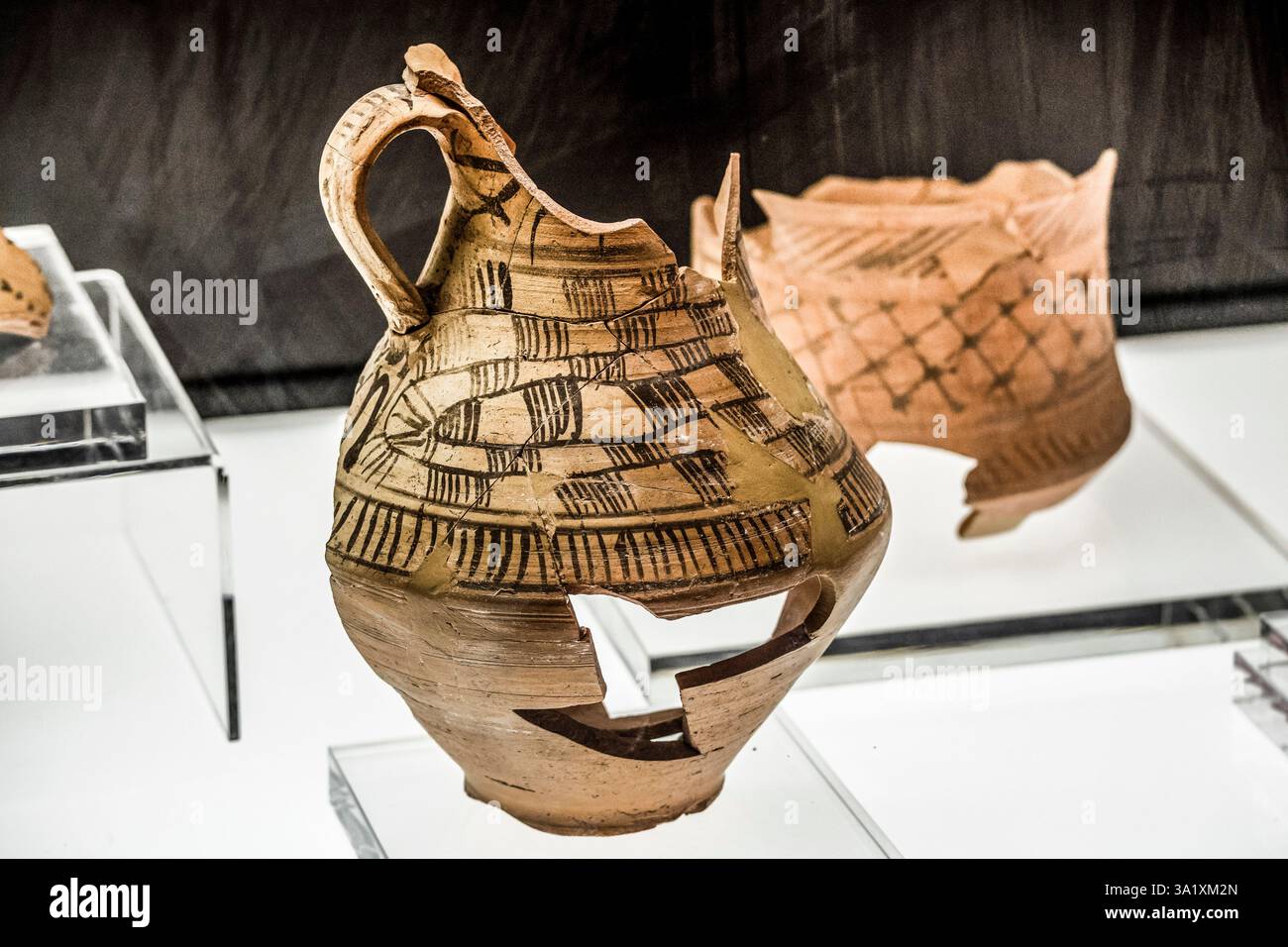 Pot en céramique de tradition indigène, nécropole de Carratiermes, Ier siècle après JC, Musée du site archéologique de Tiermes, Soria, Espagne. Banque D'Images Pot en céramique de tradition indigène, nécropole de Carratiermes, Ier siècle après JC, Musée du site archéologique de Tiermes, Soria, Espagne. Banque D'Images