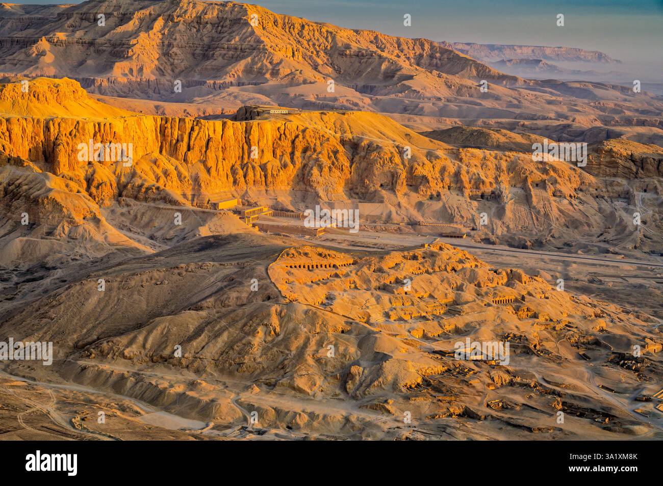 Vue aérienne du temple d'Hatshepsout, Deir el Bahri avec les tombes des nobles au premier plan Banque D'Images