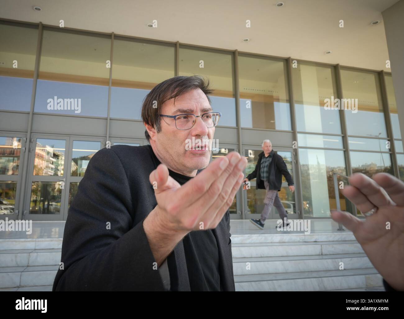 Athènes, Grèce, 10 mars 2025. L'artiste visuel Filippos Tsitsopoulos participant actuellement à l'exposition, est vu se plaindre de l'attaque à l'extérieur de la National Gallery, tandis que la Galerie est fermée en raison d'une attaque de MP. La police a arrêté le député Nikos Papadopoulos du parti ultra-religieux Niki, après avoir vandalisé des expositions à la Galerie nationale qu’il avait précédemment condamnées comme « blasphématoires » au christianisme orthodoxe. Crédit : Dimitris Aspiotis/Alamy Live News Banque D'Images