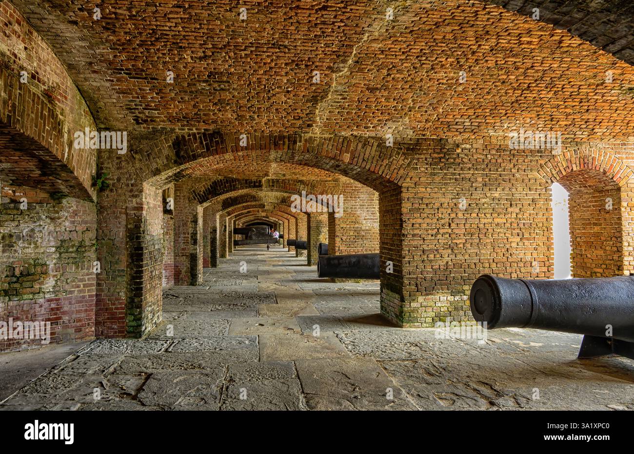 Les couloirs en briques rouges du fort Zachary Taylor à Key West, abritant la plus grande collection d'armements de la guerre de Sécession au monde Banque D'Images