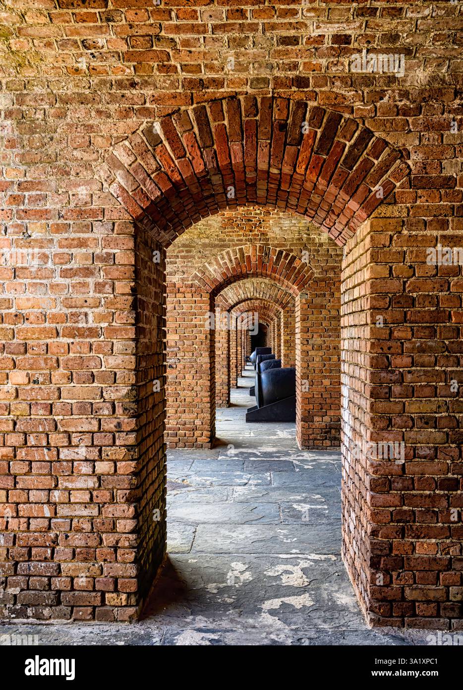 Fort Zachary Taylor est réputé pour ses murs de briques épais, ses arcades en briques rouges, ses plafonds voûtés et sa remarquable collection de canons de la guerre de Sécession Banque D'Images