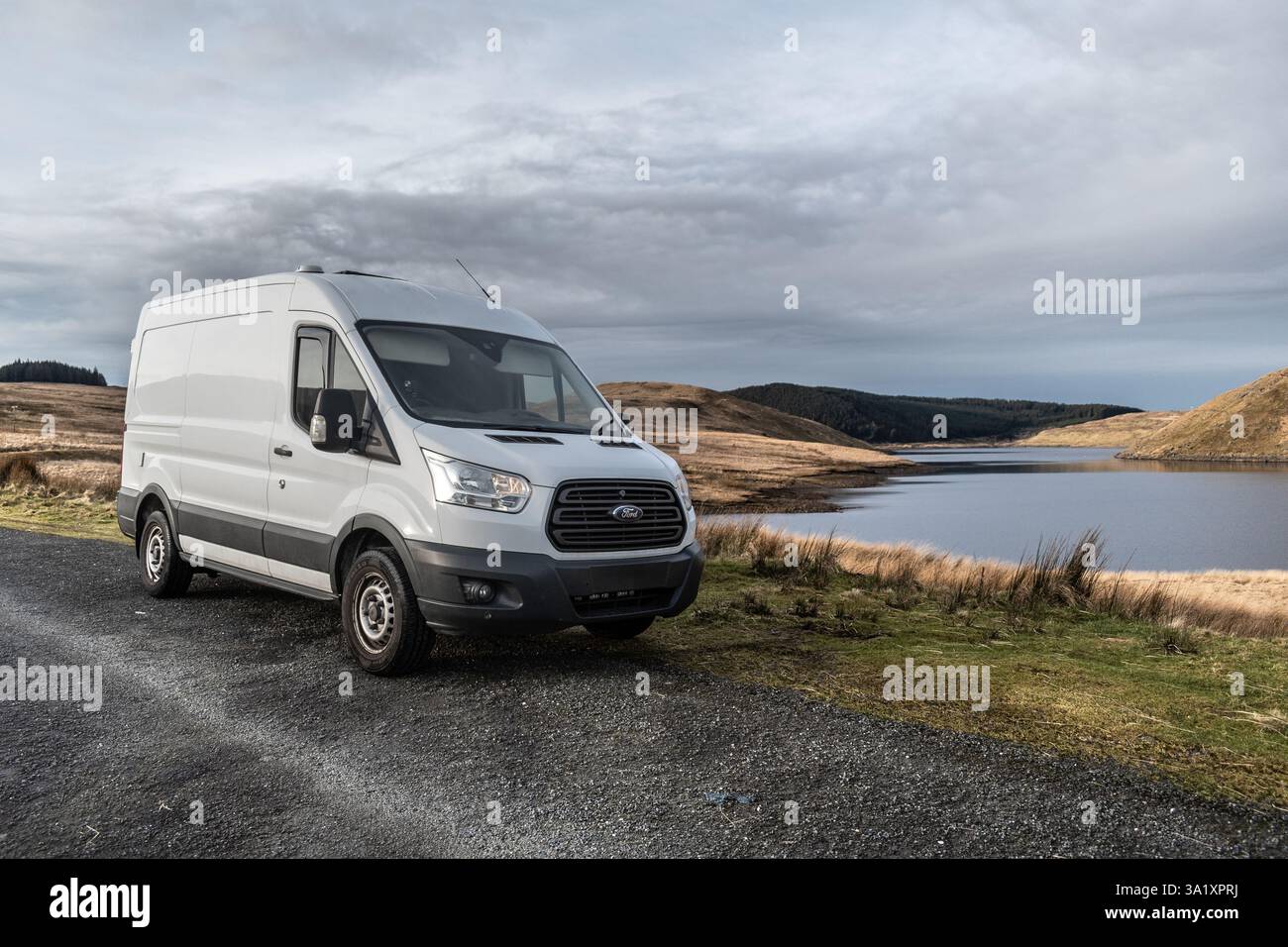 2016 Ford transit Camper Van garé dans la nature sauvage du pays de Galles, Royaume-Uni Banque D'Images