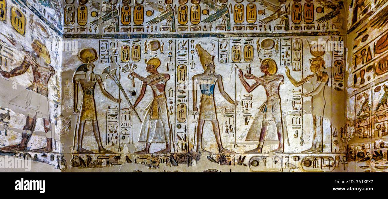 La chambre 7 du temple de Khonsu montre Ramsès IV offrant Maat à Atoum accompagné de la déesse Nebethetepet et Ramsès IV offrant des fleurs à Khonsu Banque D'Images