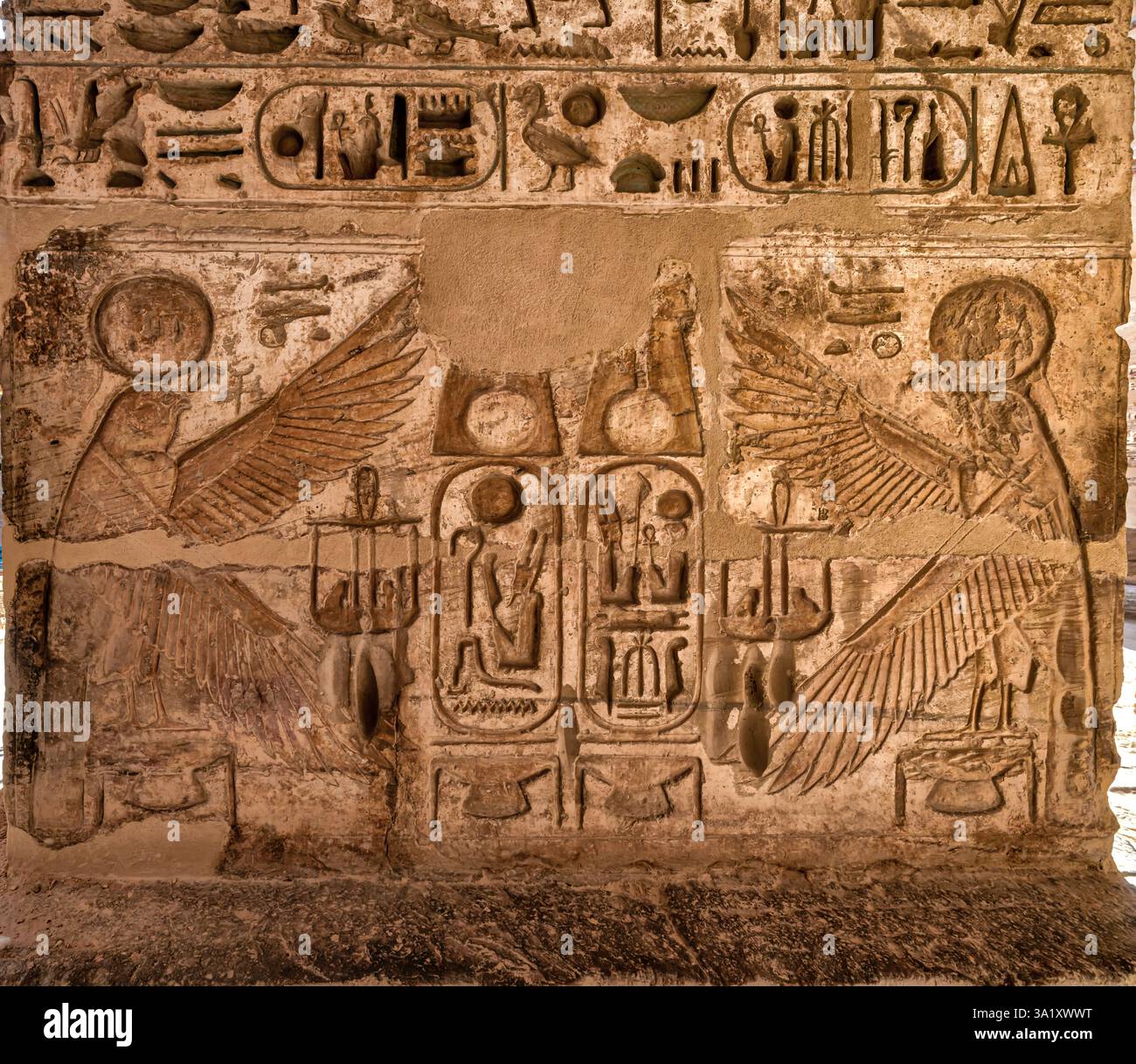 Cartouches Ramsès IV protégées par des Falcons à l'arrière des colonnes Osiride sur le côté ouest de la deuxième cour dans le temple Medinet Habu Banque D'Images