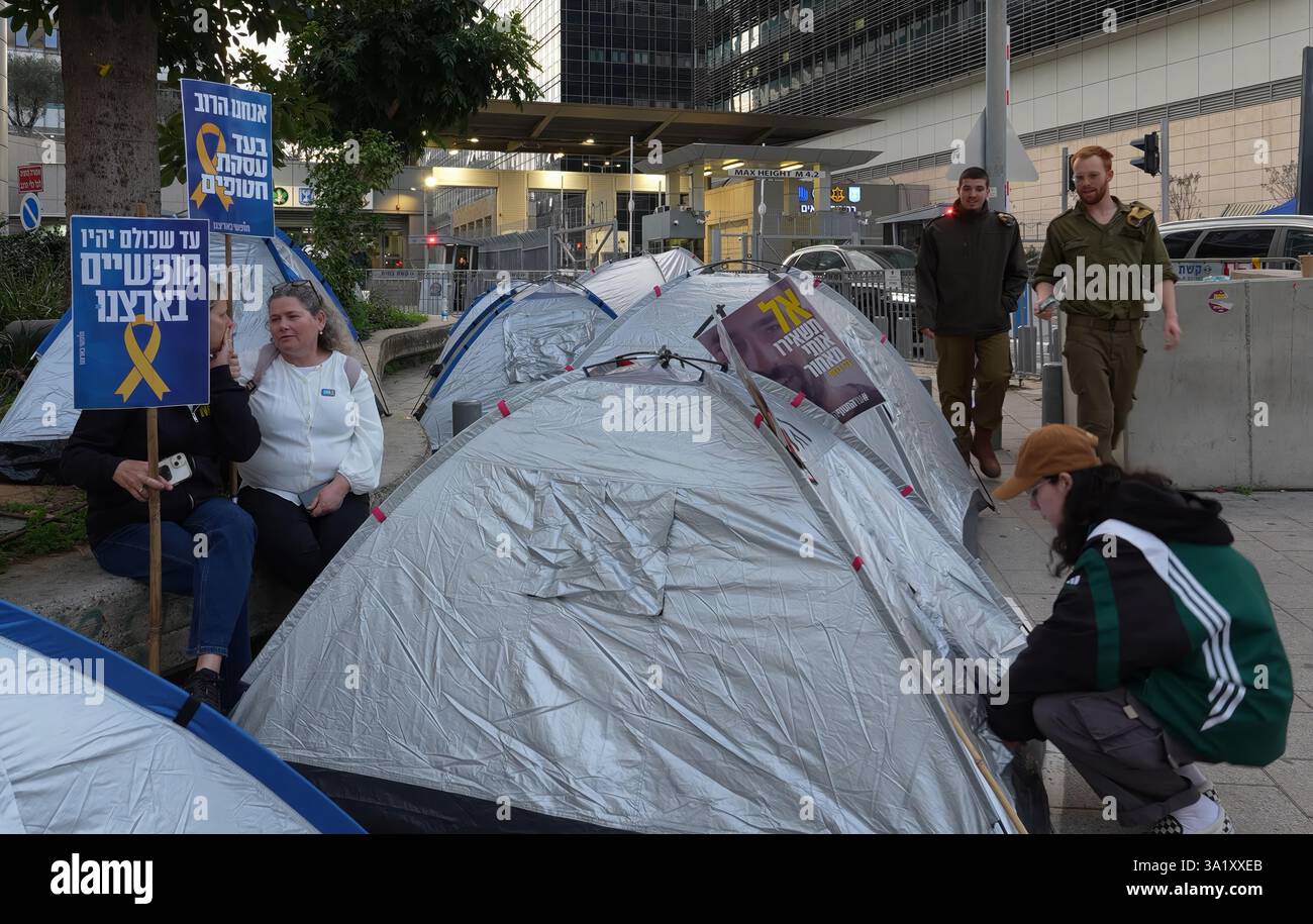 TEL AVIV, ISRAËL - 9 MARS : des manifestants anti-gouvernementaux pro-otages ont installé des tentes près de la porte du ministère israélien de la Défense et du siège de Tsahal, prévoyant de rester dans le camp de protestation pour les jours et les nuits à venir, le 9 mars 2025 à tel Aviv, en Israël. Les manifestants appellent à la conclusion de l'accord de cessez-le-feu avec le Hamas et exigent la libération des otages restants détenus dans la bande de Gaza. Banque D'Images TEL AVIV, ISRAËL - 9 MARS : des manifestants anti-gouvernementaux pro-otages ont installé des tentes près de la porte du ministère israélien de la Défense et du siège de Tsahal, prévoyant de rester dans le camp de protestation pour les jours et les nuits à venir, le 9 mars 2025 à tel Aviv, en Israël. Les manifestants appellent à la conclusion de l'accord de cessez-le-feu avec le Hamas et exigent la libération des otages restants détenus dans la bande de Gaza. Banque D'Images