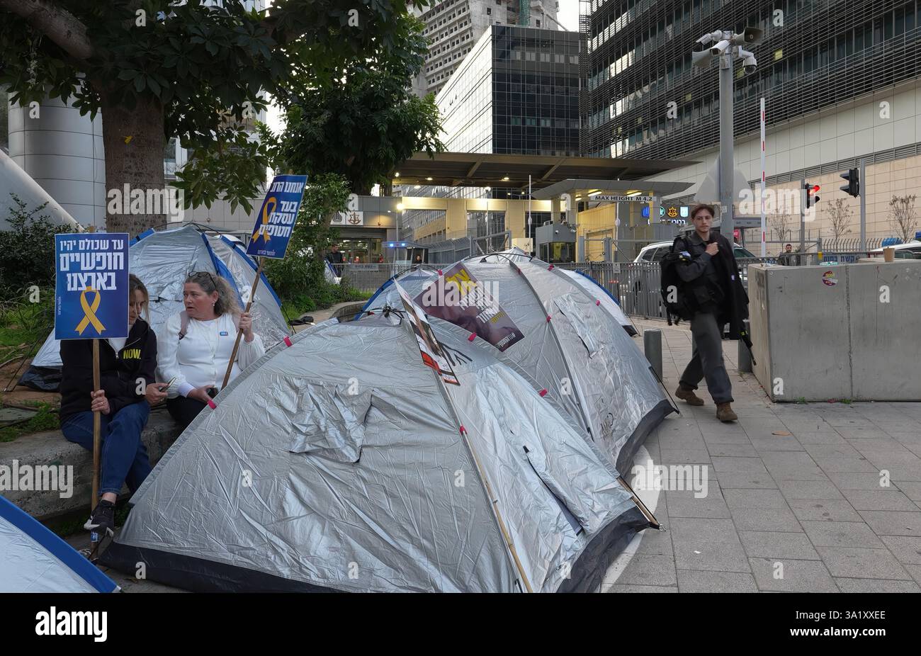 TEL AVIV, ISRAËL - 9 MARS : des manifestants anti-gouvernementaux pro-otages ont installé des tentes près de la porte du ministère israélien de la Défense et du siège de Tsahal, prévoyant de rester dans le camp de protestation pour les jours et les nuits à venir, le 9 mars 2025 à tel Aviv, en Israël. Les manifestants appellent à la conclusion de l'accord de cessez-le-feu avec le Hamas et exigent la libération des otages restants détenus dans la bande de Gaza. Banque D'Images TEL AVIV, ISRAËL - 9 MARS : des manifestants anti-gouvernementaux pro-otages ont installé des tentes près de la porte du ministère israélien de la Défense et du siège de Tsahal, prévoyant de rester dans le camp de protestation pour les jours et les nuits à venir, le 9 mars 2025 à tel Aviv, en Israël. Les manifestants appellent à la conclusion de l'accord de cessez-le-feu avec le Hamas et exigent la libération des otages restants détenus dans la bande de Gaza. Banque D'Images