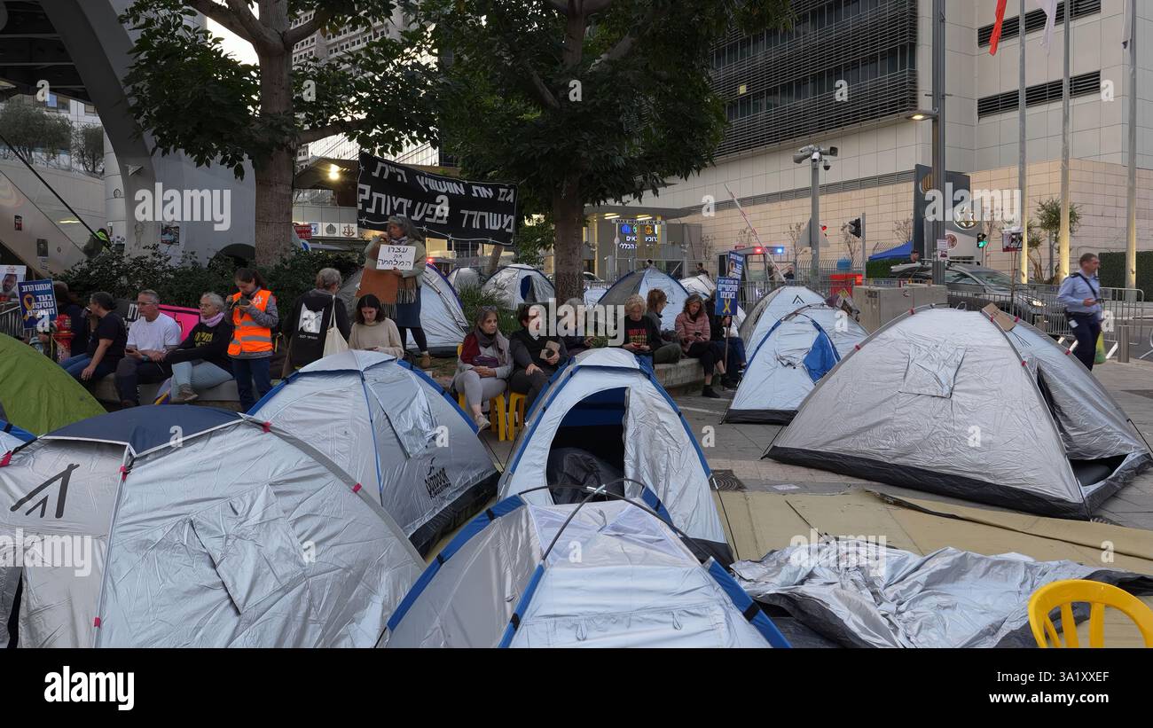 TEL AVIV, ISRAËL - 9 MARS : des manifestants anti-gouvernementaux pro-otages ont installé des tentes près de la porte du ministère israélien de la Défense et du siège de Tsahal, prévoyant de rester dans le camp de protestation pour les jours et les nuits à venir, le 9 mars 2025 à tel Aviv, en Israël. Les manifestants appellent à la conclusion de l'accord de cessez-le-feu avec le Hamas et exigent la libération des otages restants détenus dans la bande de Gaza. Banque D'Images TEL AVIV, ISRAËL - 9 MARS : des manifestants anti-gouvernementaux pro-otages ont installé des tentes près de la porte du ministère israélien de la Défense et du siège de Tsahal, prévoyant de rester dans le camp de protestation pour les jours et les nuits à venir, le 9 mars 2025 à tel Aviv, en Israël. Les manifestants appellent à la conclusion de l'accord de cessez-le-feu avec le Hamas et exigent la libération des otages restants détenus dans la bande de Gaza. Banque D'Images