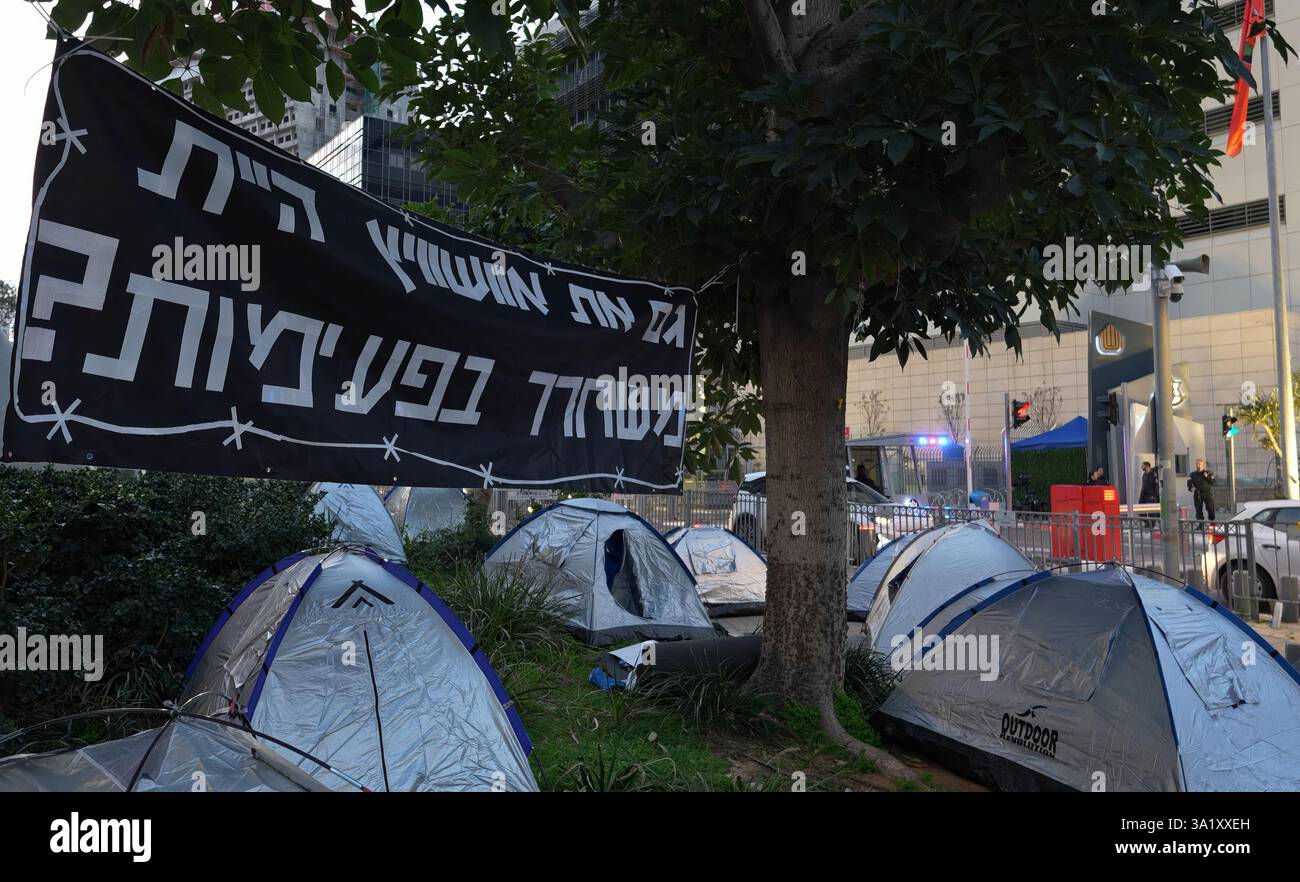 TEL AVIV, ISRAËL - 9 MARS : une bannière qui dit : «auriez-vous aussi libéré Auschwitz par étapes?» Pendu au milieu de tentes que des manifestants anti-gouvernementaux pro-otages ont installées près de la porte du ministère israélien de la Défense et du siège de Tsahal le 9 mars 2025 à tel Aviv, en Israël. Les manifestants appellent à la conclusion de l'accord de cessez-le-feu avec le Hamas et exigent la libération des otages restants détenus dans la bande de Gaza. Banque D'Images TEL AVIV, ISRAËL - 9 MARS : une bannière qui dit : «auriez-vous aussi libéré Auschwitz par étapes?» Pendu au milieu de tentes que des manifestants anti-gouvernementaux pro-otages ont installées près de la porte du ministère israélien de la Défense et du siège de Tsahal le 9 mars 2025 à tel Aviv, en Israël. Les manifestants appellent à la conclusion de l'accord de cessez-le-feu avec le Hamas et exigent la libération des otages restants détenus dans la bande de Gaza. Banque D'Images
