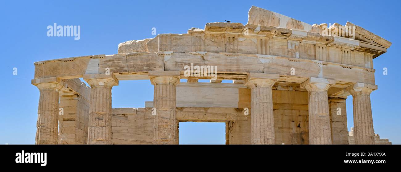 Athènes, Grèce - 27 mai 2022 : la vue panoramique des colonnes de pierre du temple à l'entrée de l'Acropole d'Athènes Banque D'Images