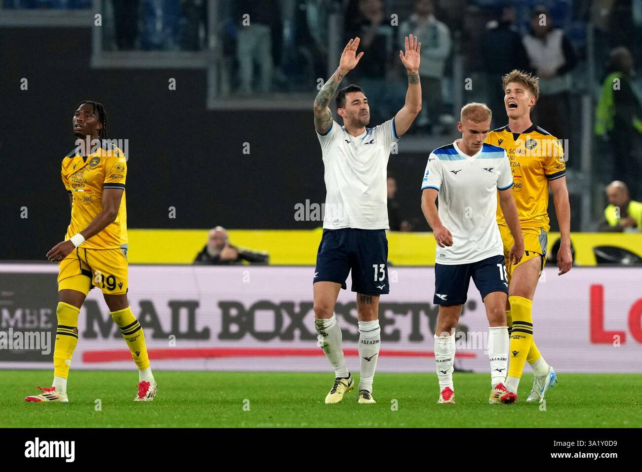 Rome, Italie. 10 mars 2025. Alessio Romagnoli du SS Lazio (c) célèbre après avoir marqué le but de 1-1 lors du match de Serie A entre le SS Lazio et l'Udinese Calcio au stade Olimpico à Rome (Italie), le 10 mars 2025. Crédit : Insidefoto/Alamy Live News Banque D'Images