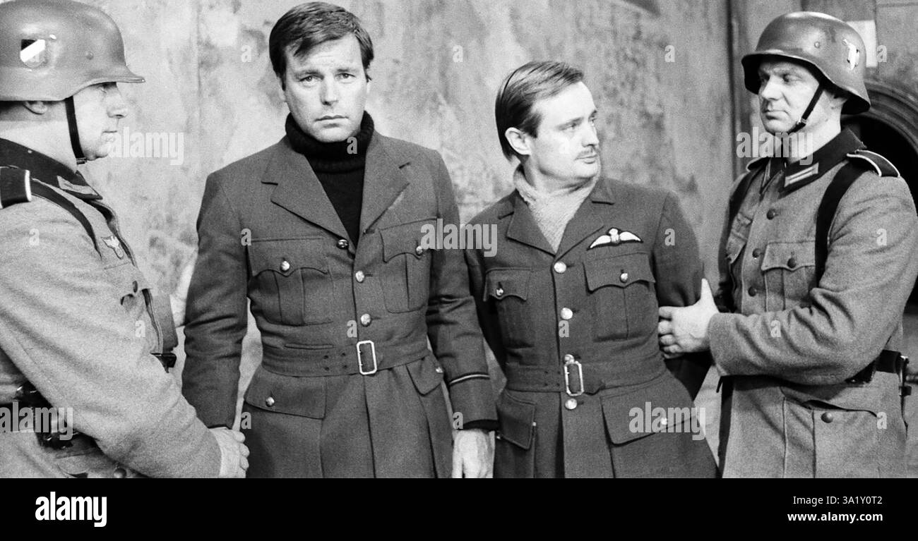 COLDITZ 1972-1974 BBC série télévisée avec Robert Wagner à gauche dans le rôle de F/l Phil Carrington et David McCallum dans le rôle de F/l Simon carter Banque D'Images