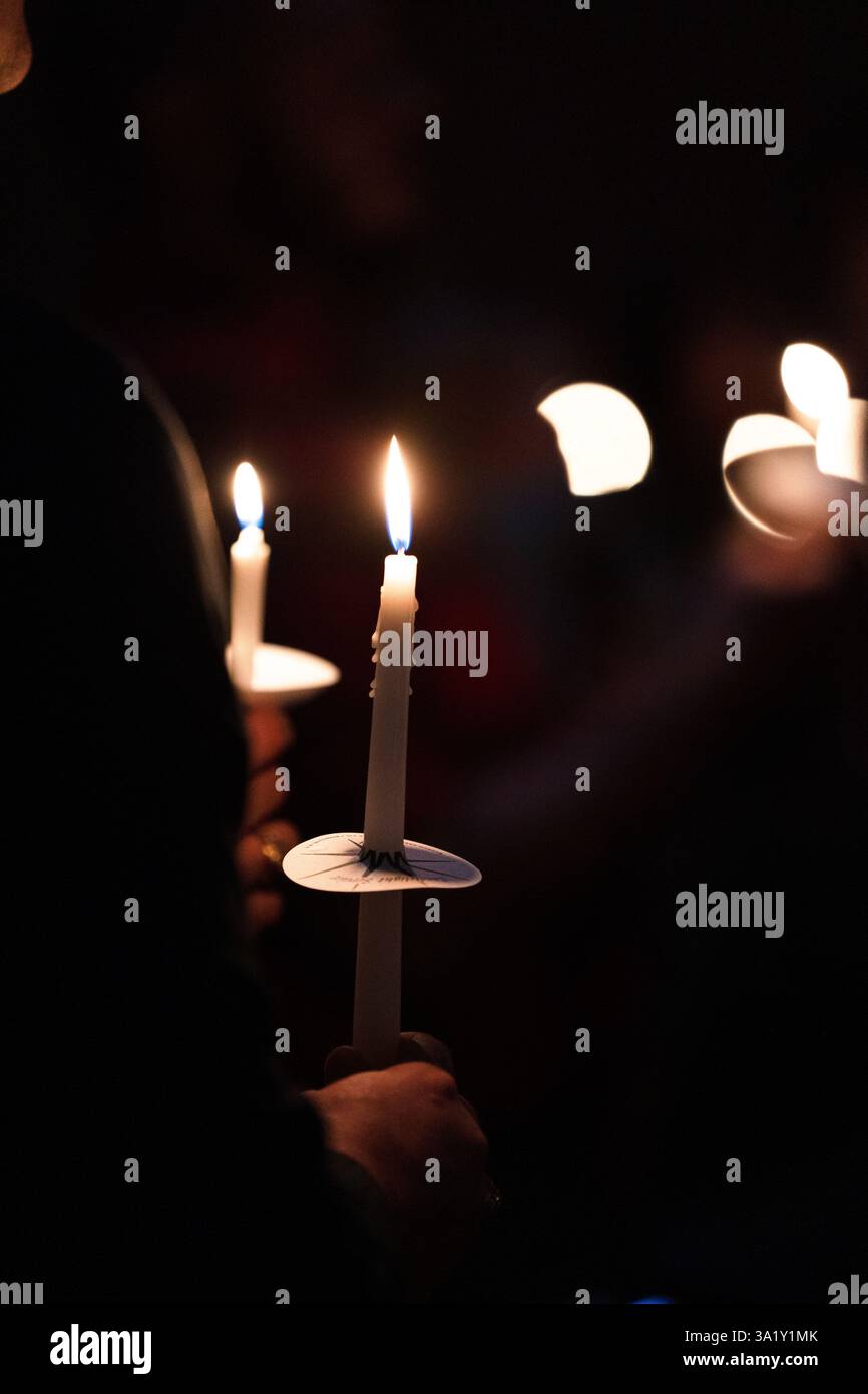 Vigil à la bougie avec des bougies effilées blanches Banque D'Images