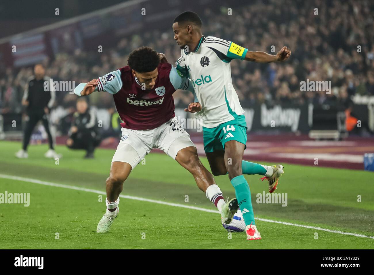 Jean-clair Todibo de West Ham United et Alexander Isak de Newcastle United combattent pour le ballon lors du match de premier League West Ham United vs Newcastle United au London Stadium, Londres, Royaume-Uni, 10 mars 2025 (photo par Izzy Poles/News images) in, le 3/10/2025. (Photo par Izzy Poles/News images/SIPA USA) crédit : SIPA USA/Alamy Live News Banque D'Images