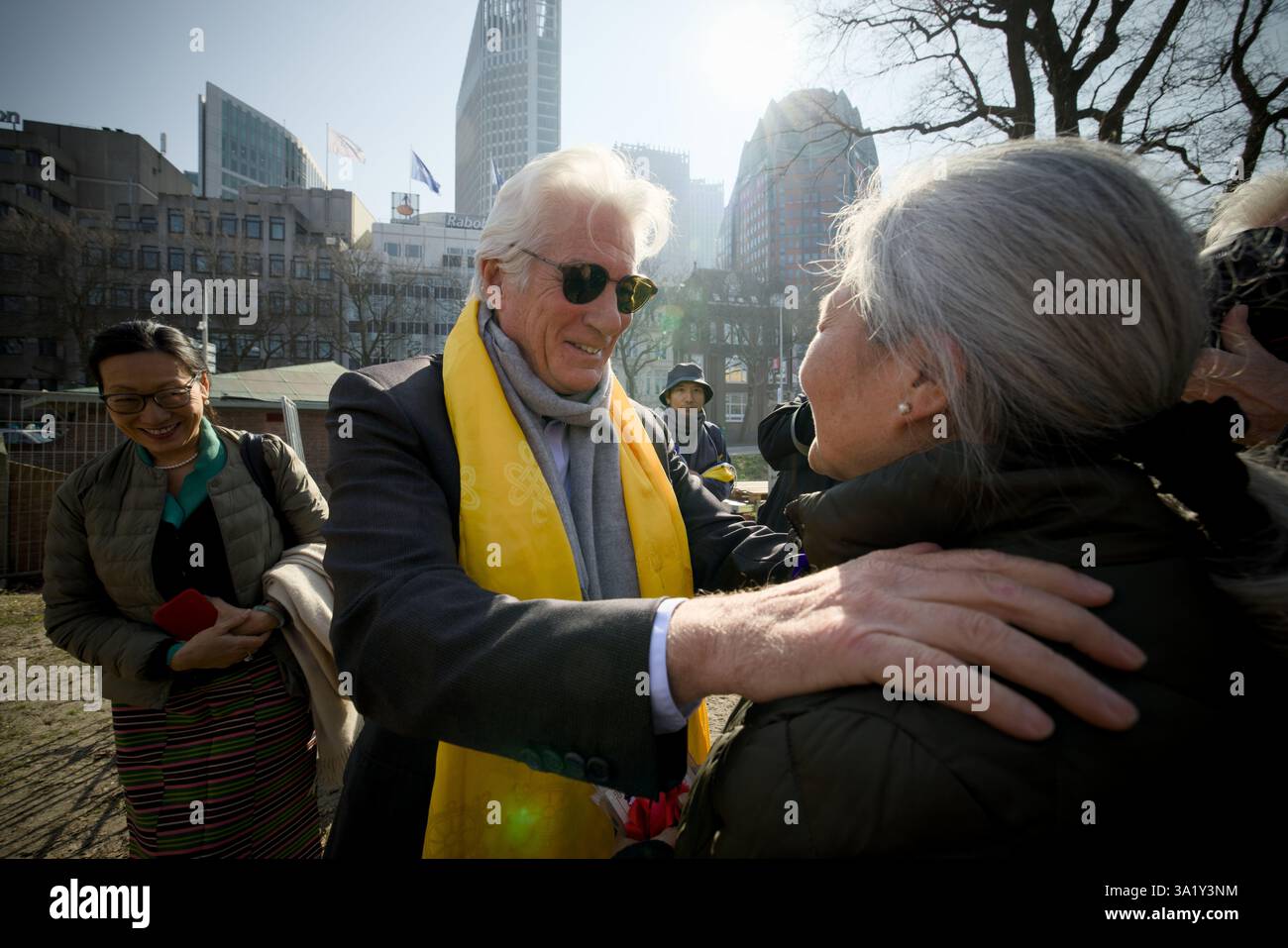 LA HAYE, pays-Bas, 2025-02-24 21:37:15 LA HAYE, 10-03-2025, Koekamp. L'acteur américain Richard Gere est déjà un invité spécial à la célébration du 66ème jour du soulèvement national tibétain avec une marche de protestation de Koekamp à l'ambassade de Chine. PHOTO : NLBeeld/Robert Meerding crédit : NL Beeld/Robert Meerding - Inc Banque D'Images