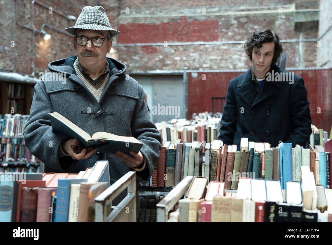 THE HOLDOVERS 2023 Focus comprend un film avec Paul Giamatti à droite et Dominic Sessa Banque D'Images