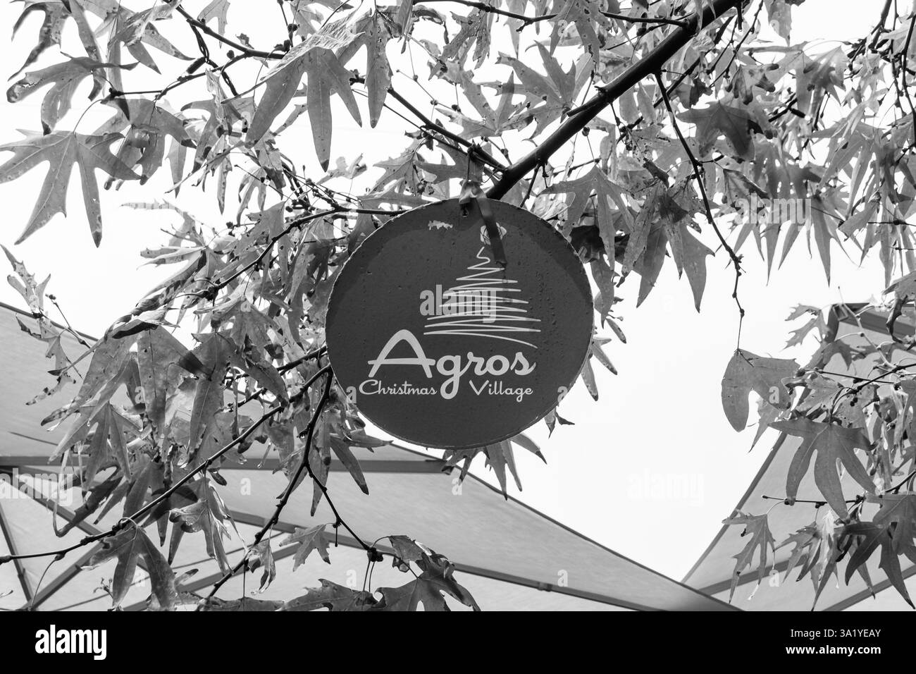 Agros, Chypre- 21 décembre 2024 : logo du village de Noël Agros accroché au marché de Noël en noir et blanc Banque D'Images