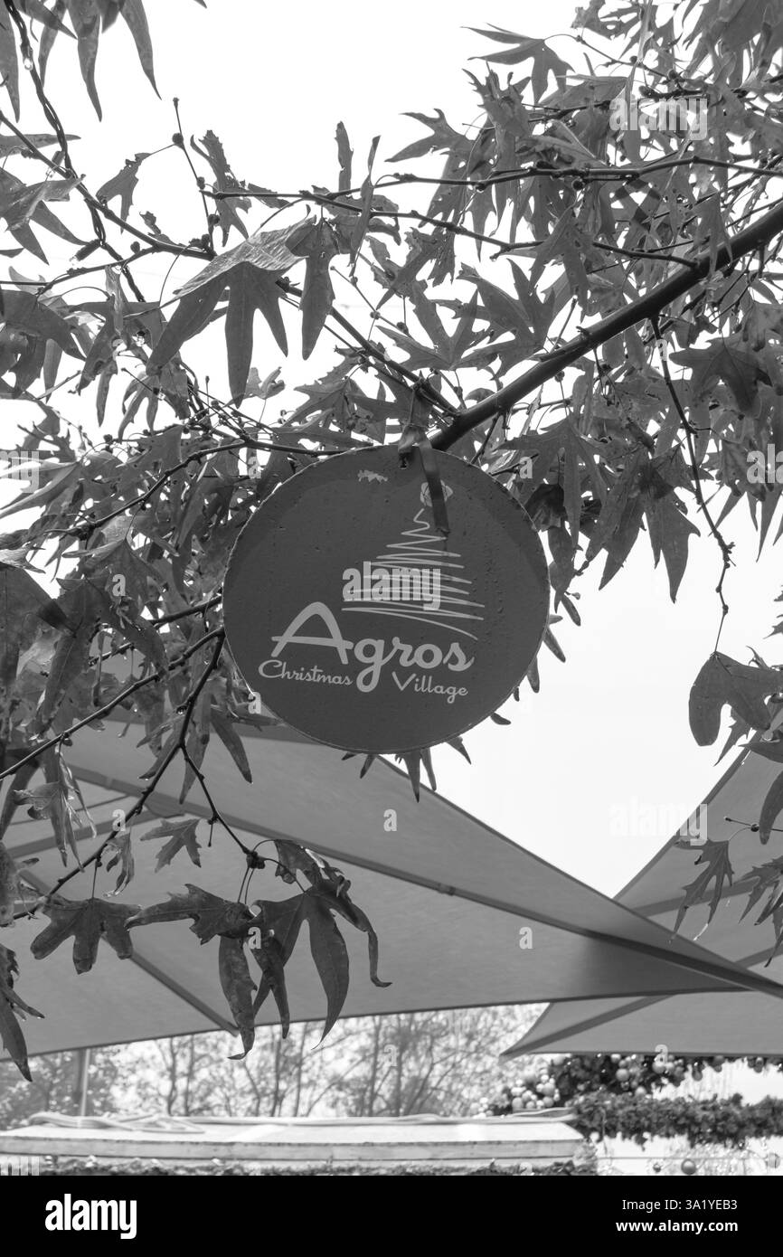 Agros, Chypre- 21 décembre 2024 : logo du village de Noël Agros accroché au marché de Noël en noir et blanc Banque D'Images