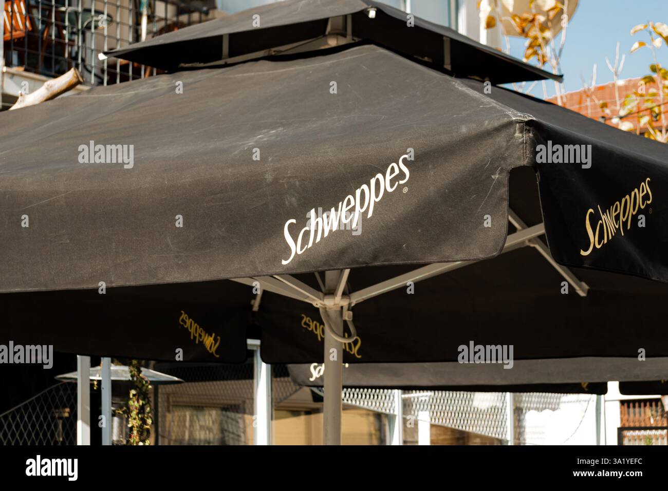 Limassol, Chypre- 20 décembre 2024 : parapluie extérieur marqué du logo de marque Schweppes soft drink Banque D'Images