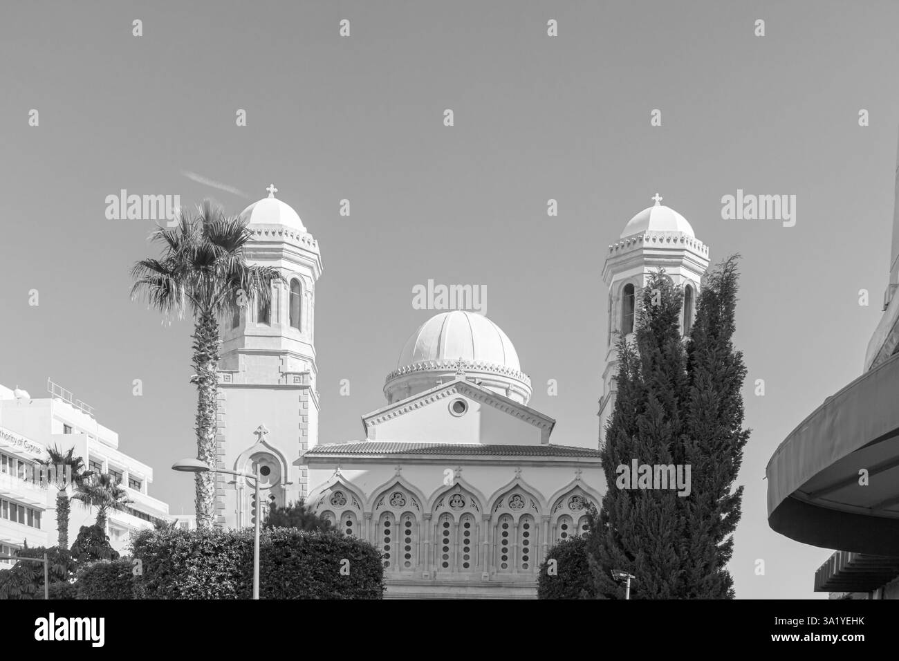 Limassol, Chypre- 20 décembre 2024 : vue extérieure de l'église de la cathédrale Ayia Napa sur la rue Agiou Andreou en noir et blanc Banque D'Images Limassol, Chypre- 20 décembre 2024 : vue extérieure de l'église de la cathédrale Ayia Napa sur la rue Agiou Andreou en noir et blanc Banque D'Images