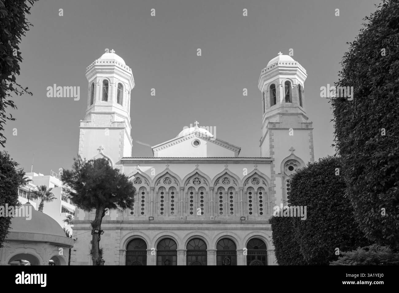 Limassol, Chypre- 20 décembre 2024 : vue extérieure de l'église de la cathédrale Ayia Napa sur la rue Agiou Andreou en noir et blanc Banque D'Images Limassol, Chypre- 20 décembre 2024 : vue extérieure de l'église de la cathédrale Ayia Napa sur la rue Agiou Andreou en noir et blanc Banque D'Images