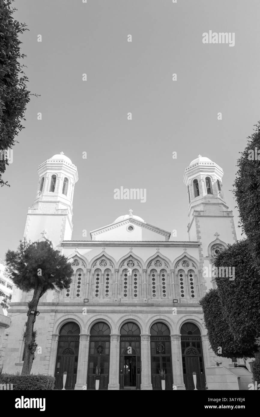 Limassol, Chypre- 20 décembre 2024 : vue extérieure de l'église de la cathédrale Ayia Napa sur la rue Agiou Andreou en noir et blanc Banque D'Images Limassol, Chypre- 20 décembre 2024 : vue extérieure de l'église de la cathédrale Ayia Napa sur la rue Agiou Andreou en noir et blanc Banque D'Images