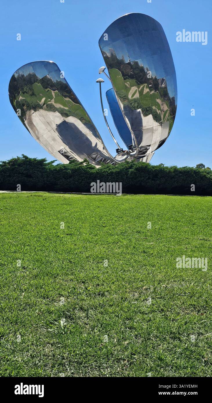A Floralis Genérica, escultura metálica icônica de Buenos Aires, reflete o céu e se abre ao sol, simbolizando uma flor em movimento. - Image de stock capturée avec un smartphone