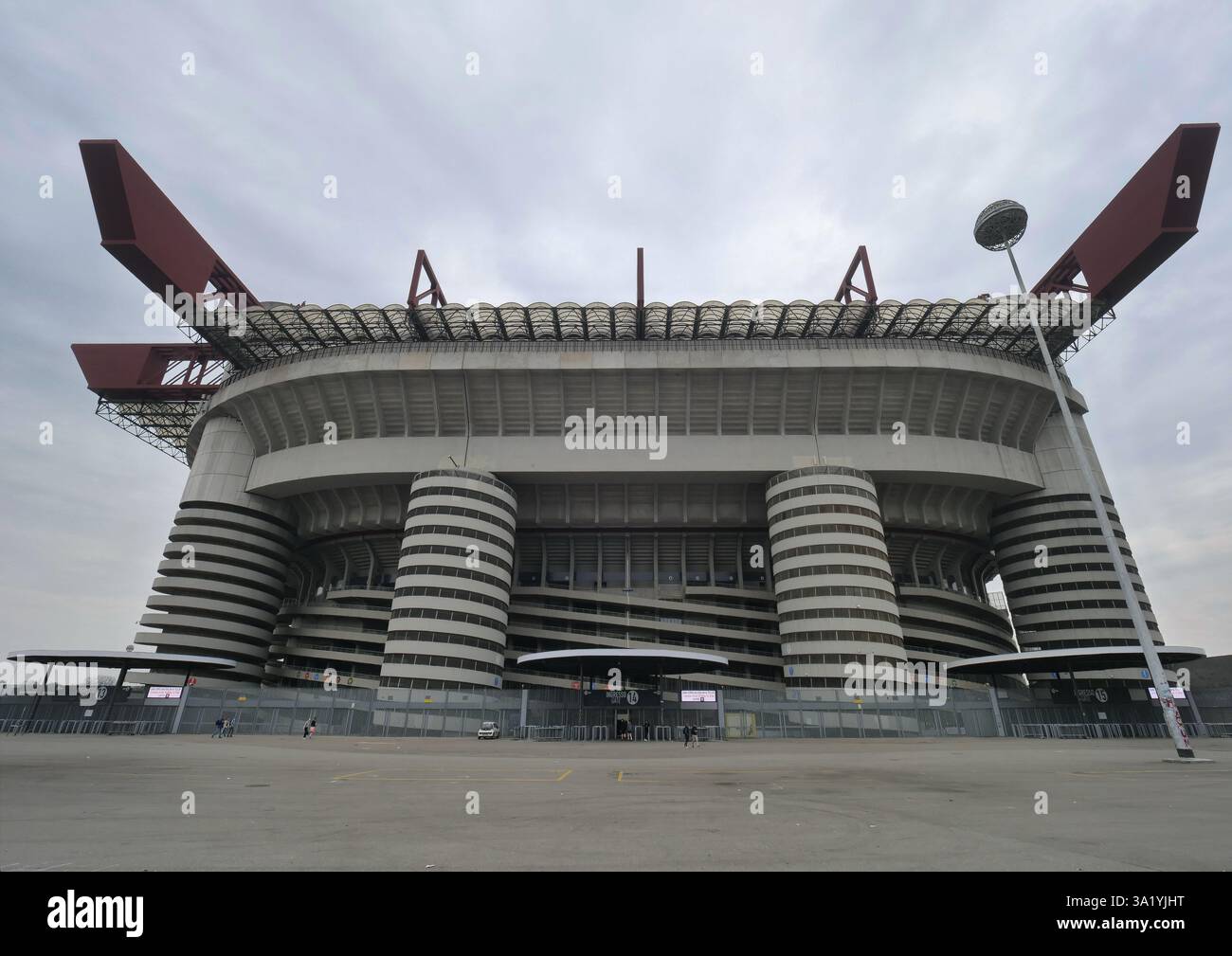 Giuseppe Meazza Stadium, communément appelé San Siro, est un stade de football de Milan, en Italie, qui est le siège de l'AC Milan et de l'Inter Milan. Banque D'Images