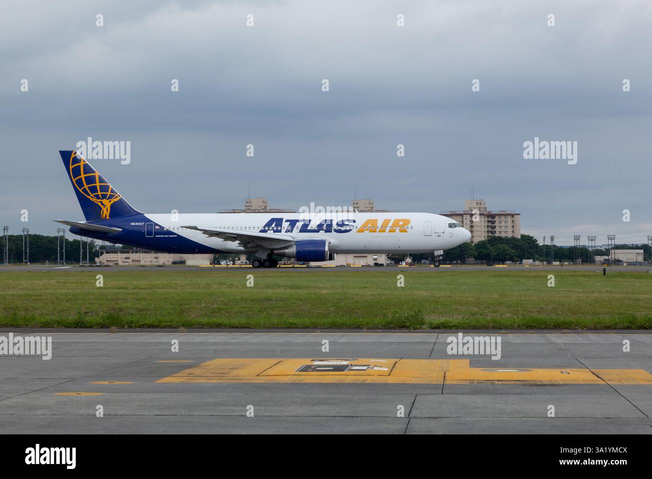 Un Boeing 767-3S1(er) exploité par Atlas Air cargo Company à la base aérienne de Yokota à Fussa, Tokyo, Japon Banque D'Images