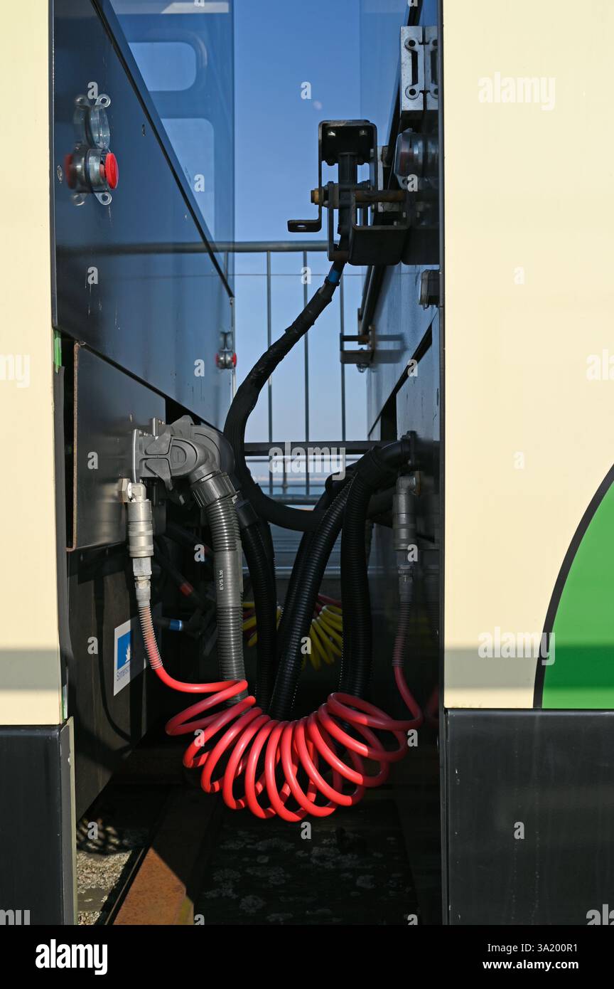 Une photographie en couleur montrant divers accouplements entre les wagons sur le train à quai William Bradley à la plus longue jetée de plaisance du monde, Southend. Banque D'Images
