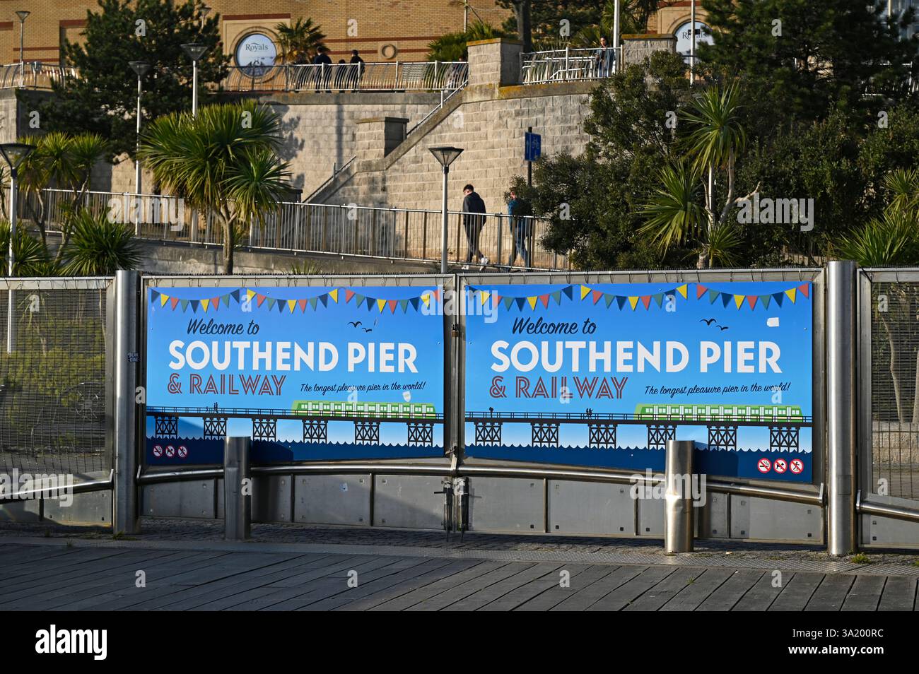 Les portes de sortie de la passerelle fermée à l'extrémité du rivage de la plus longue jetée de plaisance dans le monde à Southend on Sea, ville de Southend. ROYAUME-UNI. Banque D'Images